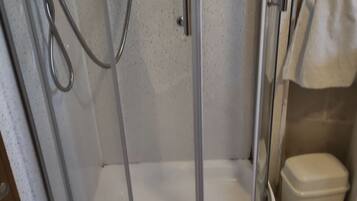 Casa | Baño | Tina y regadera independientes, tina profunda, toallas