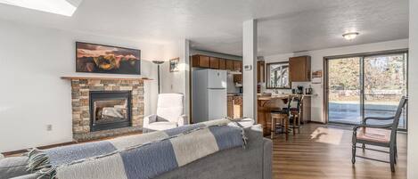 Télévision, cheminée