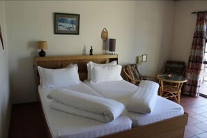 Basic Double Room | Individually furnished, desk, laptop workspace, free WiFi - Onganga Hotel (Windhoek)