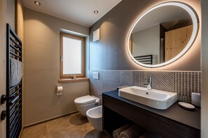 Ducha, secador de pelo, bidet, toallas