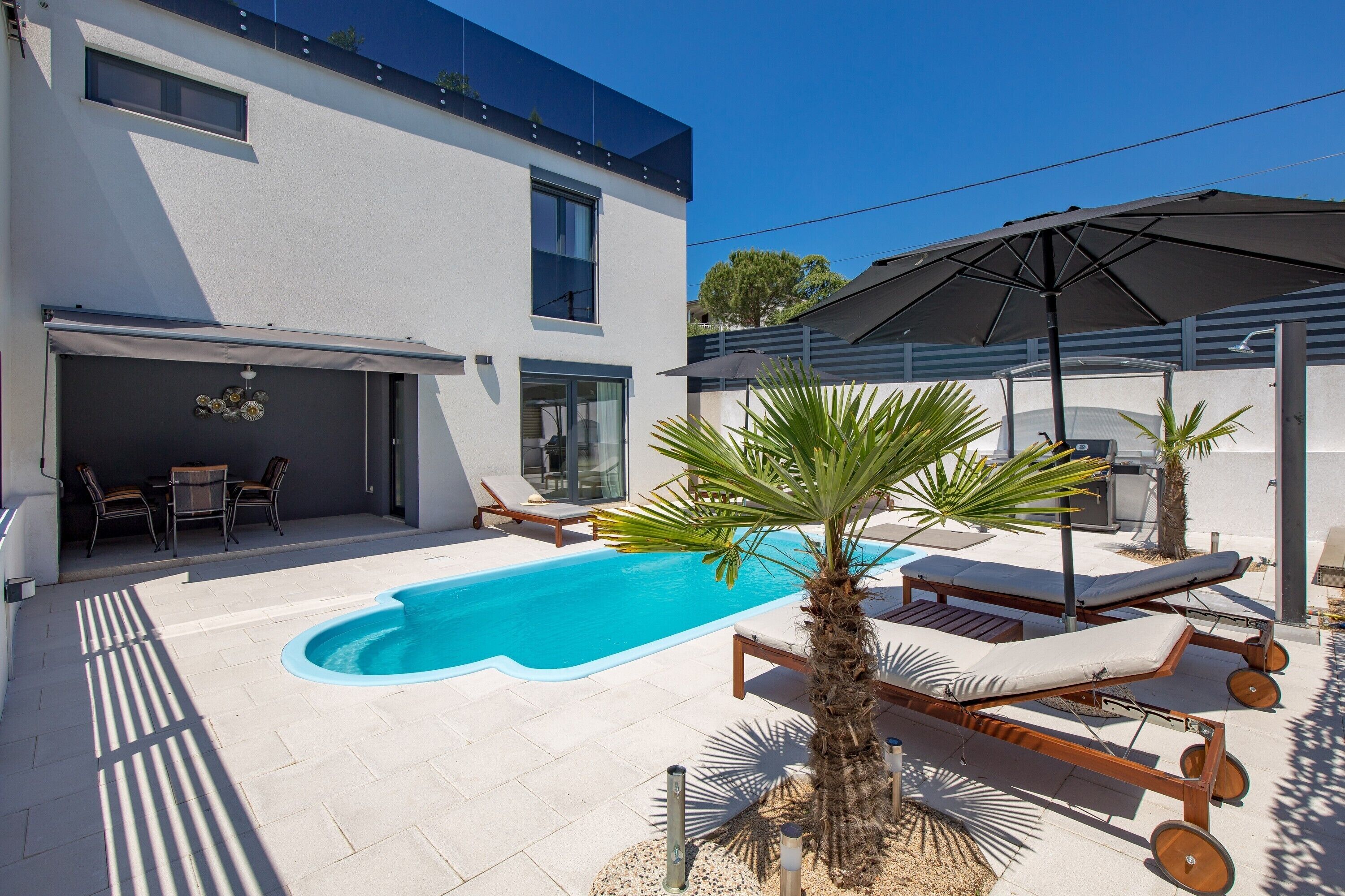 منزل عادي - عدة غرف نوم - بحمامين (Modern Holiday House Jadranka With) | حمام سباحة | حمّام سباحة خارجي موسمي