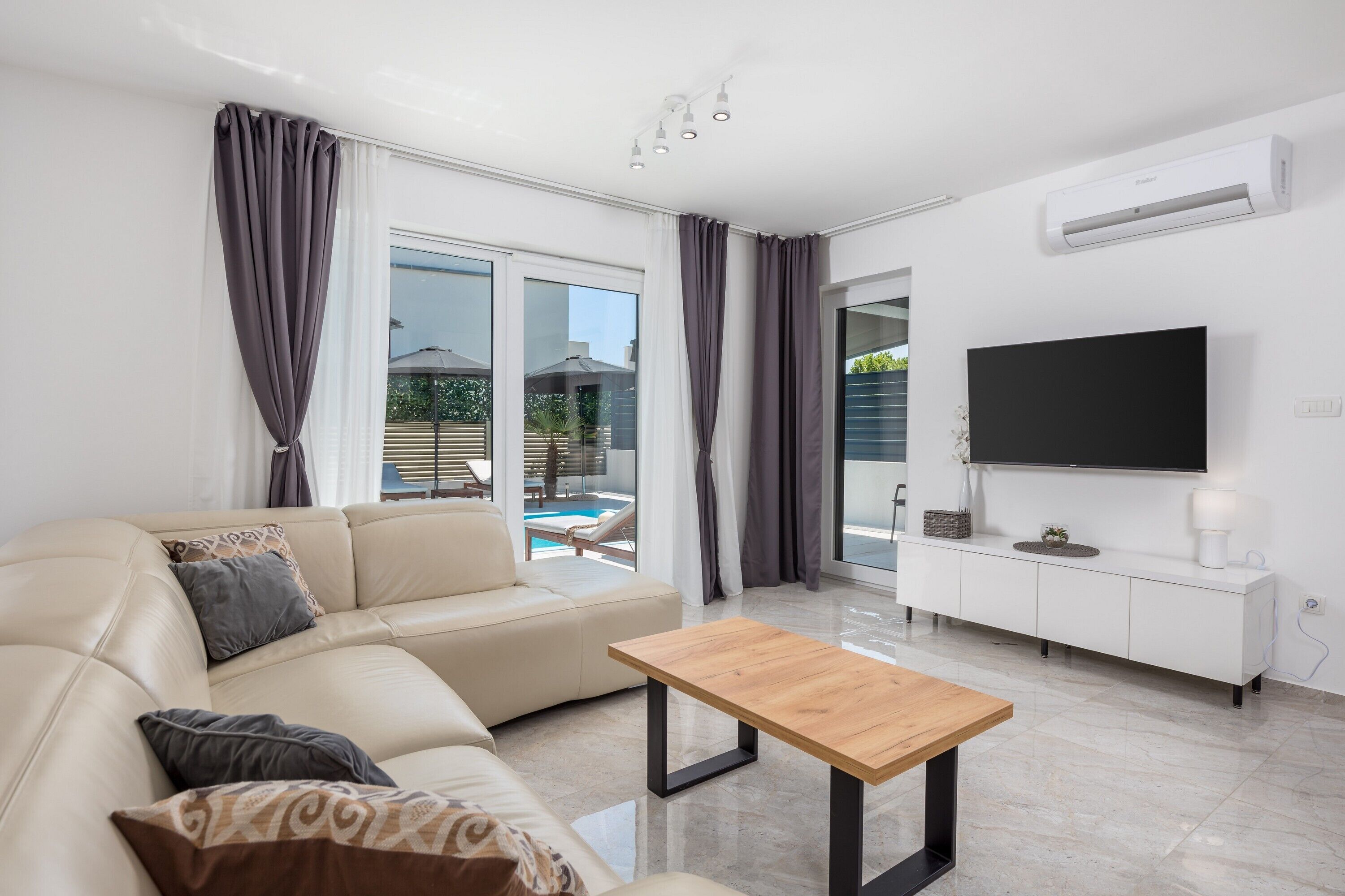 TV màn hình phẳng 21-inch có truyền hình cáp 