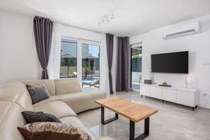 21-inch flat-screen TV with cable channels - Modern Holiday House Jadranka With Pool (Krk)