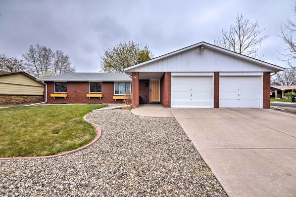 อพาร์ทเมนท์ (3 Bedrooms) | ด้านหน้าที่พัก