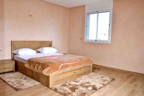 3 bedrooms, iron/ironing board, WiFi, bed sheets
