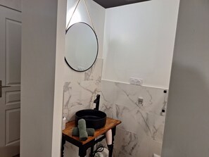 Dusch, hårtork, handdukar och tvål