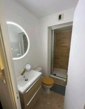 Håndklær, såpe og toalettpapir