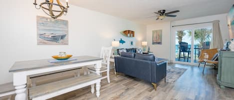 Condo, 2 habitaciones | Área de sala de estar