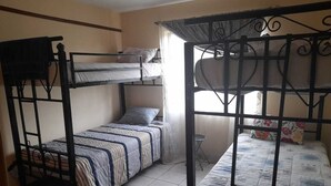 Dormitorio compartido básico | Escritorio, espacio para trabajar con un portátil, wifi gratis