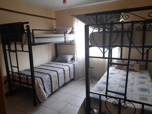 Dortoir partagé de base | Bureau, espace de travail pour ordinateurs portables