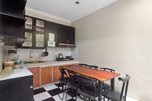 Dining - OYO 93500 Rizki Residence TOS Syariah Near PT Bank KB Bukopin Tbk (Jakarta)