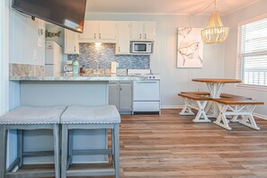 Kjøleskap, mikrobølgeovn, ovn og kokeplater