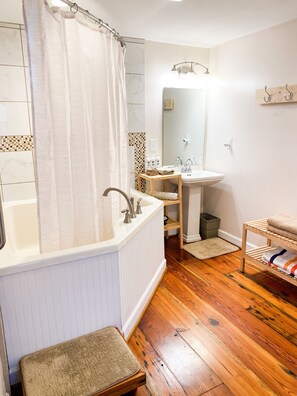 Umweltfreundliche Kosmetikartikel, Haartrockner, Bidet, Handtücher