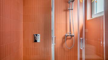 Penthouse, Balcony | Bathroom | Shower, hair dryer, towels, soap