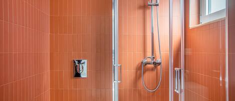 Appartement Penthouse, balcon | Salle de bain | Douche, séchoir à cheveux, serviettes fournies, savon