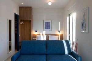 Tabla de planchar con plancha, wifi gratis y ropa de cama 