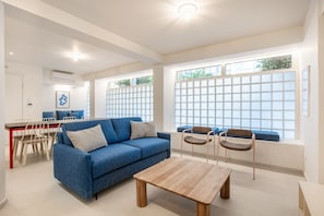 Apartamento, patio | Zona de estar | Una televisión LED