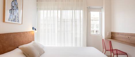 Tabla de planchar con plancha, wifi gratis y ropa de cama