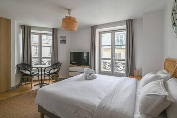 1 chambre, fer et planche à repasser, accès Internet, draps fournis