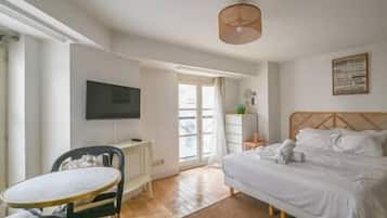 1 slaapkamer, een strijkplank/strijkijzer, reisbedje, internet