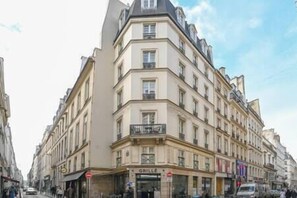 Exterior - Paris, Opéra 1... Comme Chez soi (Paris)