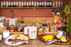 Desayuno buffet diario (EUR 18 por persona)