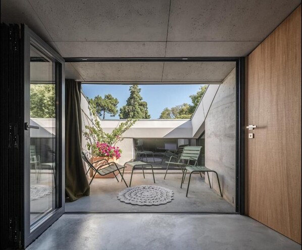 Premium-huone | Tallelokero huoneessa, äänieristys, ilmainen Wi-Fi