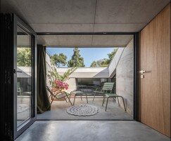 Caja de seguridad en la habitación y sistema de insonorización 