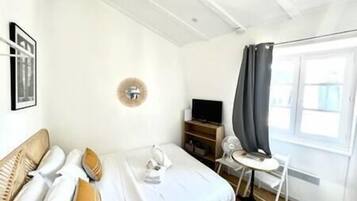 Iron/ironing board, WiFi, bed sheets