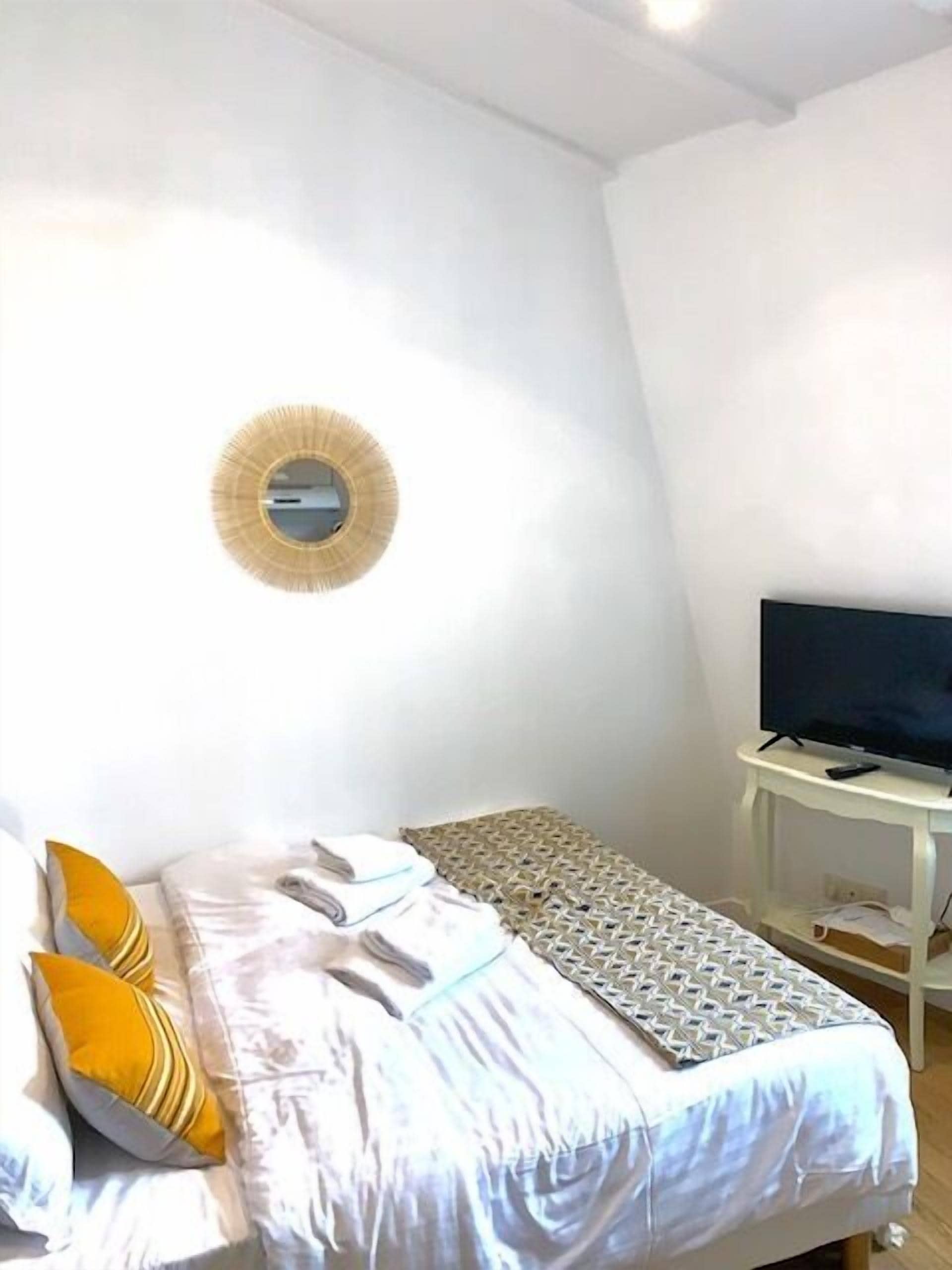 Tabla de planchar con plancha, wifi y ropa de cama 