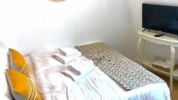 Tabla de planchar con plancha, wifi y ropa de cama