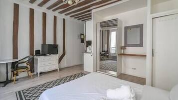 Een strijkplank/strijkijzer, reisbedje, internet, beddengoed