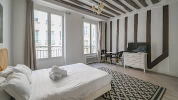 Een strijkplank/strijkijzer, reisbedje, internet, beddengoed