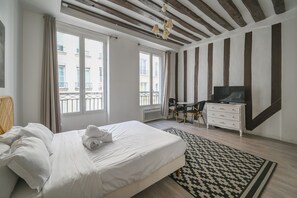 Tabla de planchar con plancha, cuna de viaje, internet y ropa de cama 