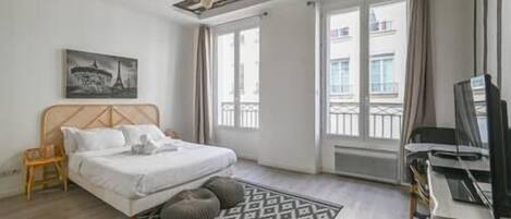 Een strijkplank/strijkijzer, reisbedje, internet, beddengoed