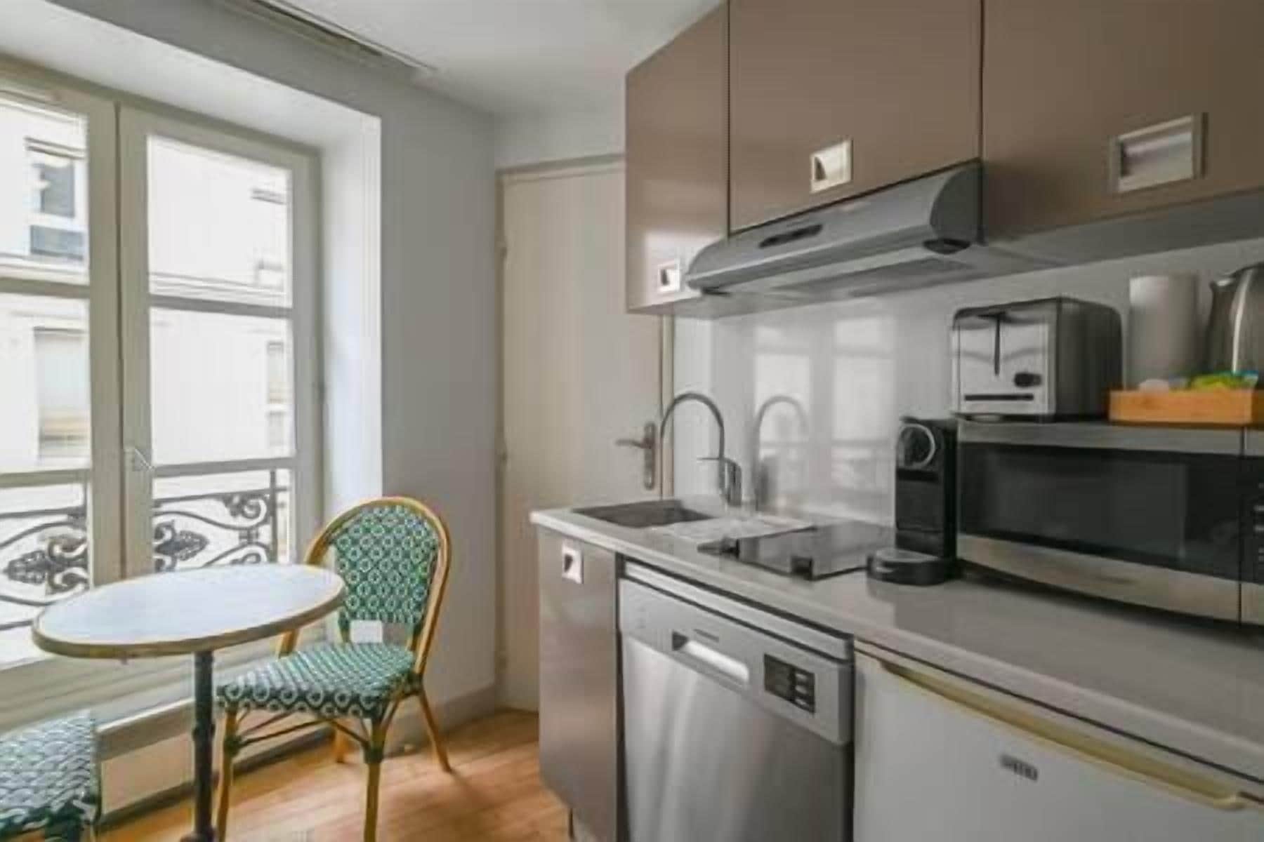 Kjøleskap, mikrobølgeovn, kokeplater og oppvaskmaskin