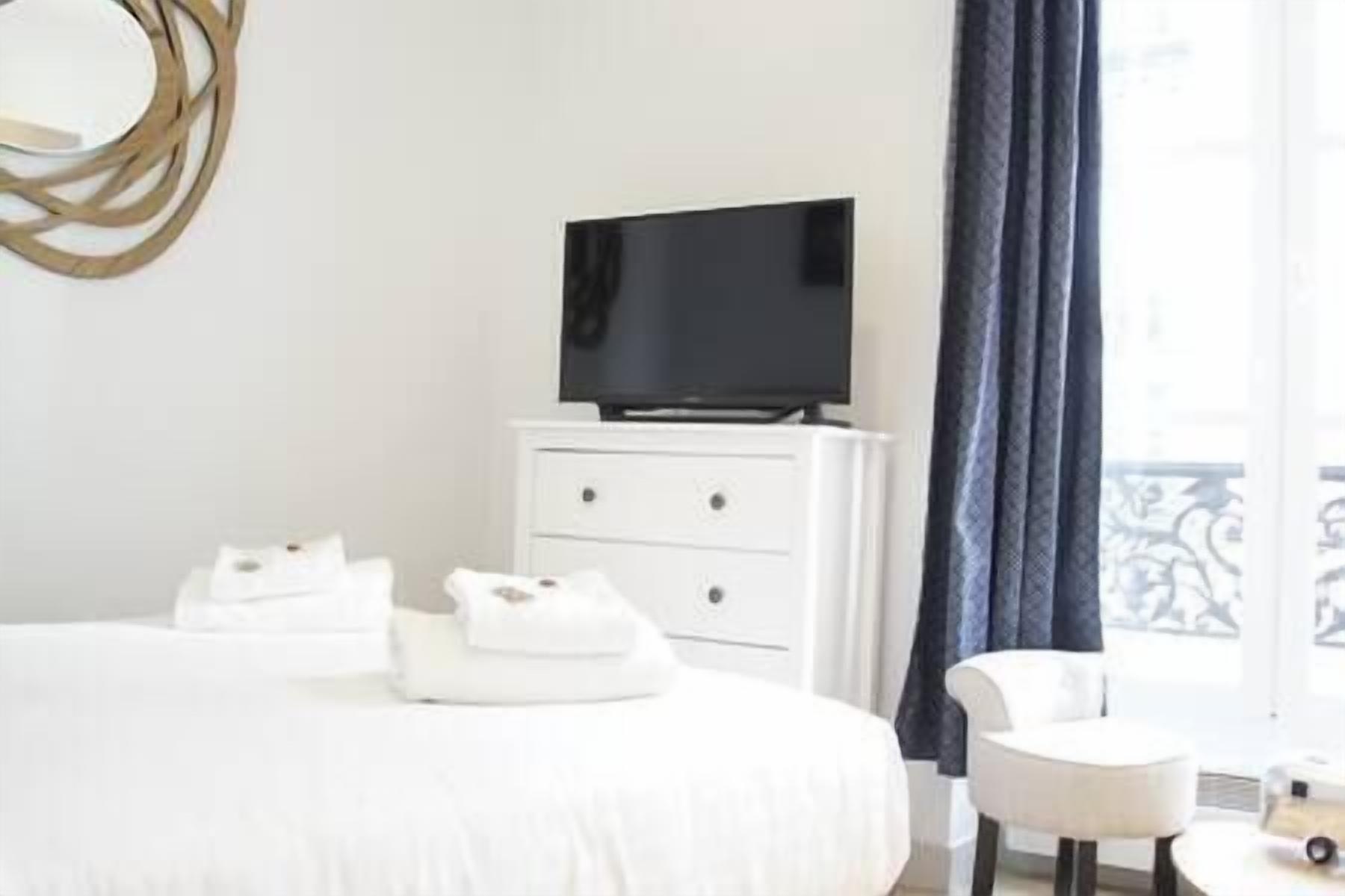 Een strijkplank/strijkijzer, wifi, beddengoed