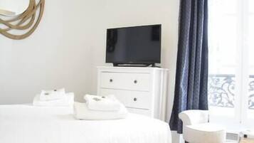 Een strijkplank/strijkijzer, wifi, beddengoed