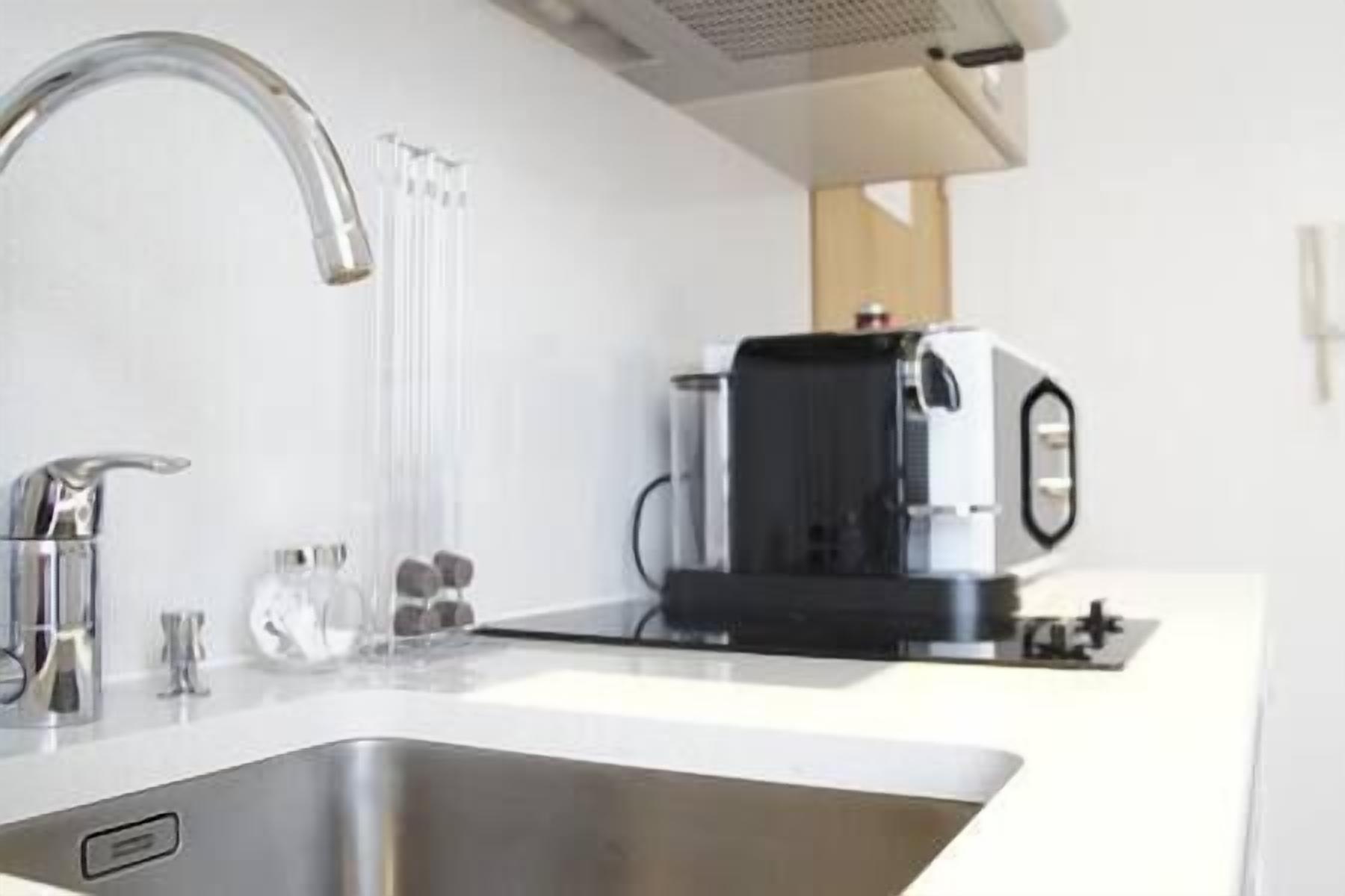 Een koelkast, een microgolfoven, een kookplaat, een vaatwasser