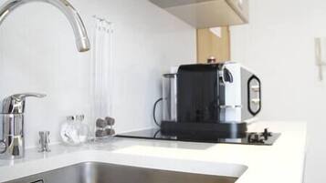 Een koelkast, een microgolfoven, een kookplaat, een vaatwasser