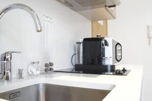 ثلاجة، ميكروويف، موقد طهي مسطح، غسالة أطباق