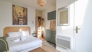 Een strijkplank/strijkijzer, wifi, beddengoed