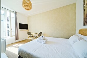 Een strijkplank/strijkijzer, wifi, beddengoed