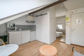 Fridge, microwave, stovetop, coffee/tea maker
