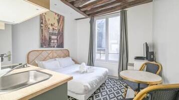 Tabla de planchar con plancha, wifi, ropa de cama