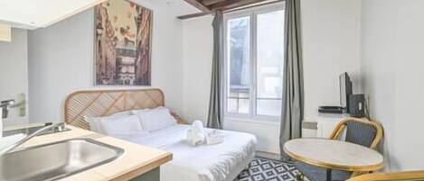 Tabla de planchar con plancha, wifi y ropa de cama