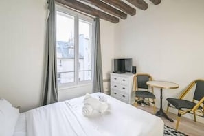 Iron/ironing board, WiFi, bed sheets - So cute typical french apartment (Paris)