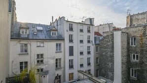 A multi-story building with a flat roof and several windows. - So cute typical french apartment (Paris)