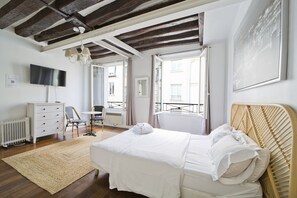 Fer et planche à repasser, lit parapluie, Wi-Fi, draps fournis