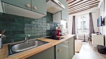 Fridge, microwave, stovetop, coffee/tea maker